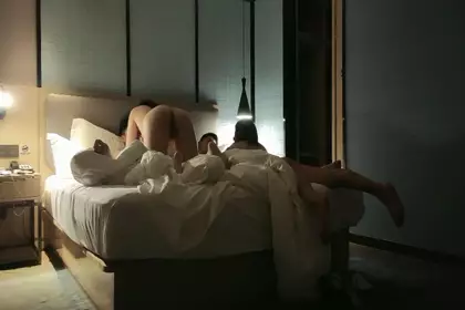 Wife swapping, two couples sang in KTV and returned to the hotel to get down to business. One by one, they raised their ass and gave oral sex from behind, and the other one fucked from the front. The scene was extremely lewd.