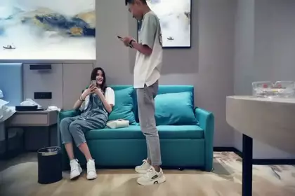 A lively and lovely beauty from a dance school, thrusting hard, holding her beautiful legs and fucking her non-stop, screaming. Mandarin!