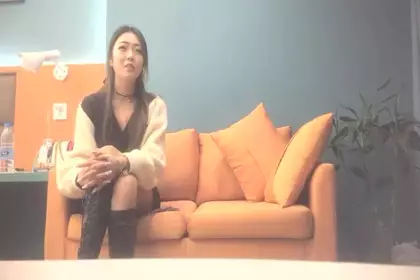 A sweet beauty in high boots is fucked by a fat brother. She is so sexy and has tattoos on her legs. She thrusts hard and thrusts hard. She lifts up her long legs and thrusts hard.
