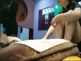 Longge Sauna Club called a new beauty technician to serve, but she didn't let him touch her. He called the public relations manager to pay more money to have sex with her. She didn't agree and took him to the 3rd floor to find a more beautiful beauty to serve!