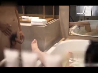 The young woman was so lonely that she was peeped by the driver while taking a shower, so she called him in to eat his dick