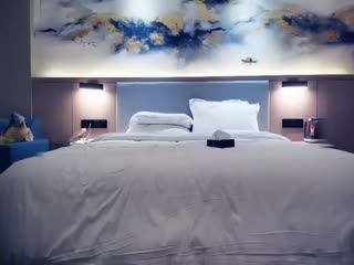 High price online appointment for two loli-type part-time young girls to have a threesome with a denim skirt. The best lady has a first-class appearance and slender legs. The two girls serve together and ride to death. They take turns to fuck from behind.