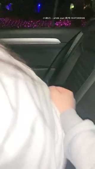 2021,04,18【Car Sex】Car sex on the roadside of the office building is tense and exciting,