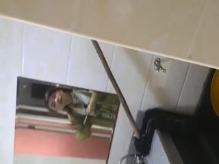 A domestic expert sneaked into the women's restroom of a certain building and peeped at a girl in strappy sandals peeing