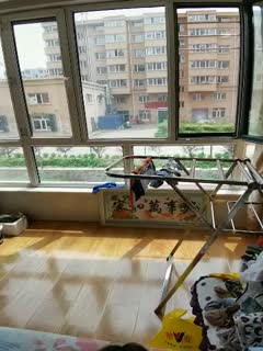 In the broad daylight, I fucked a big ass pussy from behind by the window. The ass was plump and the pussy was wet.