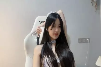 A 173cm tall Shanghai beauty with a big smile, plump skin and big boobs, was chatting enthusiastically with netizens, talking and laughing, showing off her labia from time to time, so thirsty!