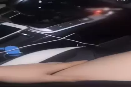 21-year-old horny busty anchor seduces 31-year-old fast driver in car sex anchor doesn't want to pay the fare but the driver wants to collect 200 yuan tip