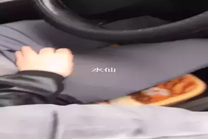 The live broadcast is getting more and more awesome now. The beautiful female anchor seduces the driver to have sex in the car (Are you a prostitute who doesn't want money and doesn't do it? Will you play a honey trap?)