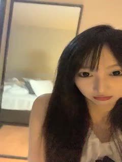#【The latest invincible pure short-haired beauty】Her face is as delicate as an inflatable doll. Such a pure face has no dead angles. Her voice is very nice. She wears sexy gray stockings and spreads her super pink pussy.