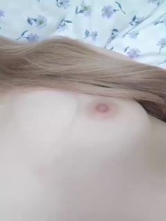 [Highly recommended] A sweet and innocent baby-faced young girl, completely naked with white and tender breasts and a pink pussy. Close-up of a vibrator thrusting into her pussy, rubbing her clitoris, panting and moaning.