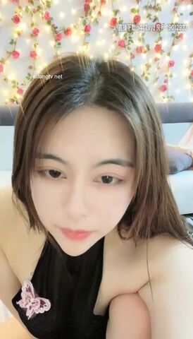 A beautiful and charming mature lady [Jia Yao] with big breasts and tender abalone, really big pink, moaning and beautiful, brothers, can you use bananas to plug me? Dirty words teasing! !