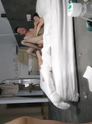 The exchange of wives and flowers 4P exchange force, half of the exercise to the big aunt, can only watch the war next to 3P, so small hole burst exercise, riding the speed of piling sewing machine