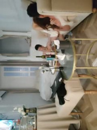 The next day after the return of his wife's visit to explore flowers, he was still passionate about 4P, drinking and playing games. After enjoying himself, he began to exercise again. He spread blankets on the ground and called his husband for help.