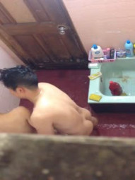 Rental room lying on the transom peeping at the high-value young couple next door to wash the fragrance, rub the scrub and wash again is to shoot too fast high-definition original file