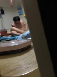 In the middle of the night, I was woken up by the sound of the cohabiting couple having sex next door. It was sexy to secretly poke through the curtains and peep at the buttocks of their sex sister.
