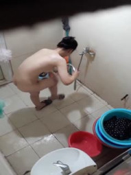 Climbing through the window to peep at the next-door neighbor's little beauty washing fragrant looks like her tits are itchy and she has been wearing pajamas without underwear and bra for a long time.