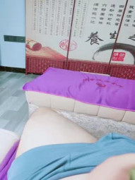 Hook up with a foot bath female technician, first press the foot and then press the leg, reach into the underpants and pull the big cock, take the initiative to take off the deep throat oral sex, burst the grass and insert the tits to sway around, the waves groan