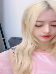 Fairy little girl, like the sweet voice of apple ~ 'brother, do you want to enter me later, can you make an appointment?', fresh and tender tongue licking fingers, skilled technology, the little girl's obscene tease is very tempting!