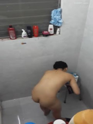 Climbing the transom to peep at the beautiful big milk working girl, washing Xiang Xiang figure is really good, forcing to wash lotion for half a day, wiping lotion for half a day is very serious.