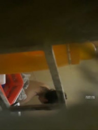 Climbing through the window to peep at the next door neighbor's beautiful college sister to wash Xiang Xiang didn't expect her tits to be so big. She just washed her boyfriend and checked her post.