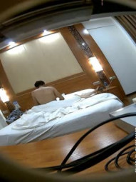 360 peeping at the young couple's hotel opening, passionate, working from afternoon to evening, firing three guns in succession, piling machine in the whole process, making his girlfriend cry out, clear dialogue you are dead!