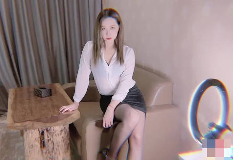 Male boss meat stick rewards female secretary-sister a snake
