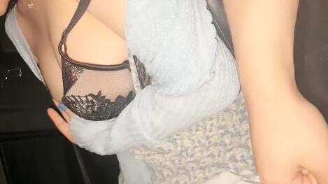 Make a date with a beautiful woman for sex in the car