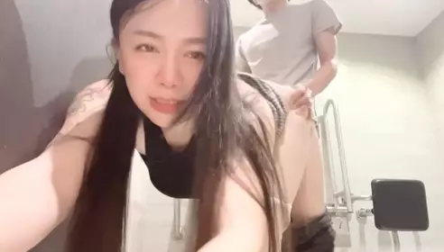 The best Taiwanese beauty with big breasts, Man Man, hooked up with passers-by to have sex in the public toilet