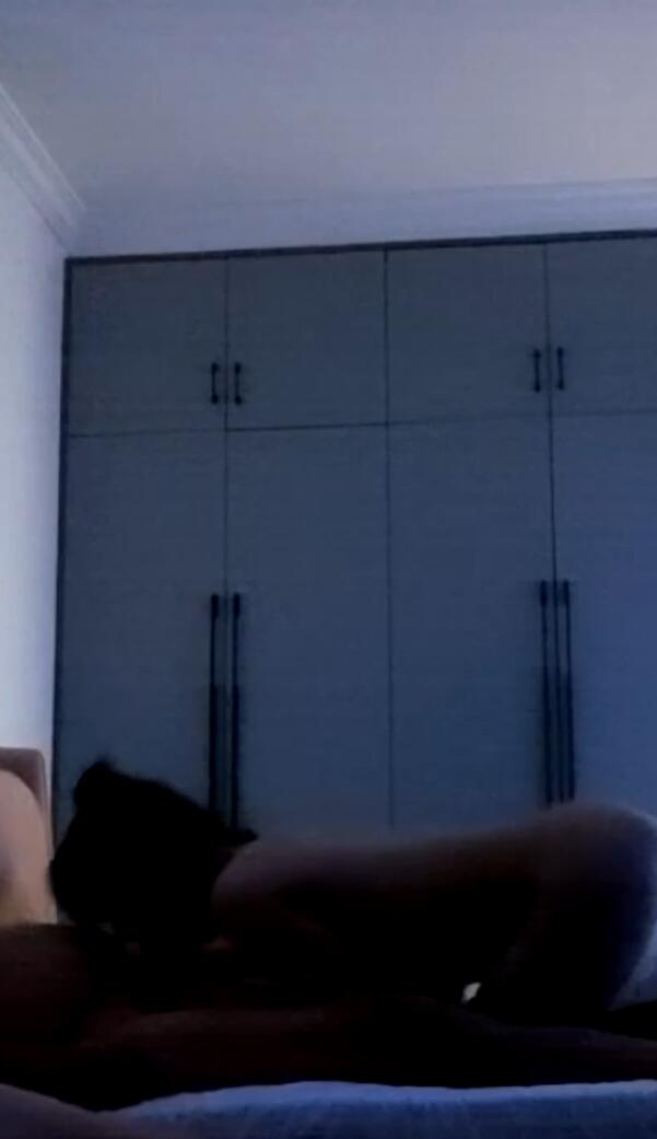 2 couples check in a hotel room 5P exchange rounds