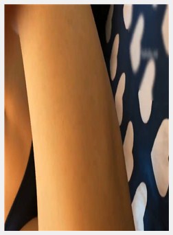 While chatting naked, she was masturbating with a blindfold and moaning with pleasure.