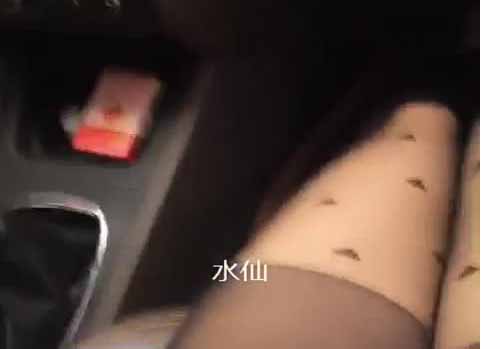 The live broadcast is getting more and more awesome now. The beautiful female anchor seduces the driver to have sex in the car (you are...