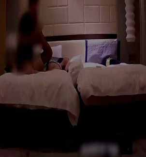 The best sister Yu'er, playing in the car in broad daylight, yelling 