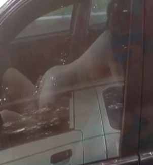 It's crazy. A couple in Guangzhou stripped naked and had sex in a car on the side of the road in broad daylight. Next to them...