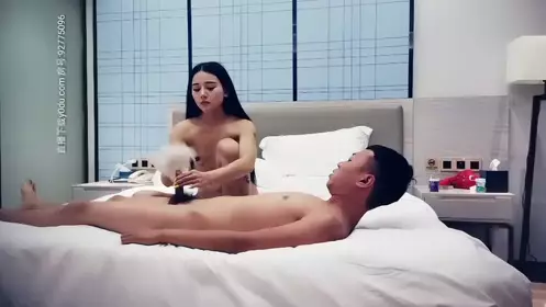 The old man made an online date with a tattooed internet celebrity online girl with sexy red lips and beautiful legs. He rode on her and touched each other and untied their underwear. He took the initiative to ride and violently penetrated her vagina. He continued to fuck her after a break.