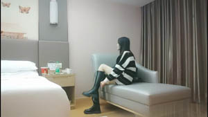 Slender legs girl tongue kiss 69 various positions burst into hard fuck 02