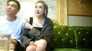 The old man next door has an affair with a young woman. She has a sexy bellyband and a dragon blowjob. She has a good figure and a slim, attractive buttocks. Looking up at the angle of the camera, peeping at the perspective