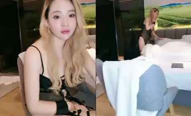 The guy was on a business trip and went to a foot massage parlor to relax at night. He didn't expect the girl who came in was so pure and beautiful, and her legs were also beautiful. He simply gave her a leg massage to test it out.