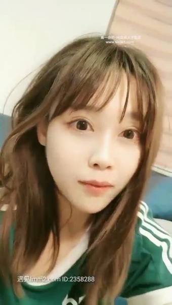 The guy has a threesome with two beautiful girls with big breasts and good figures. They are so slutty and squirt continuously.