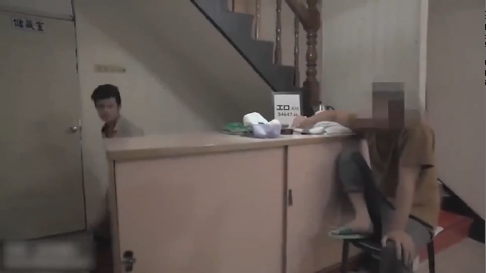 The sexy anchor Qi Gege~ masturbates with a vibrator~ her body twitches and sprays water into her cunt~ my daughter wants it so badly~ daddy, hurry up and fuck me with your big cock! My cunt is so itchy~ I can't stand it anymore!