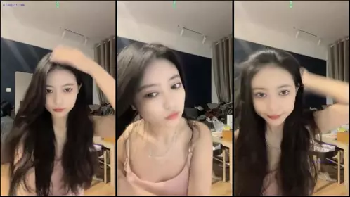 Oh my god, such a beautiful talented woman has a sweet voice and sings very well. A pair of beautiful legs with black stockings, a pair of huge breasts, natural white tiger pink pussy, yoga pants, fascinated thousands