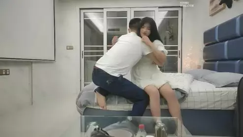 The beautiful girl in the white skirt is pure and beautiful. She is very attractive. She takes off her clothes and immediately licks, sucks, rubs, and moans in ecstasy. She spreads her beautiful legs and holds the cock to thrust in and out vigorously.