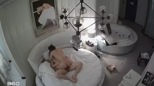 A beautiful girl with a model-like figure was secretly filmed in a luxury suite. She dated a bespectacled man and had sex with him in the water. He went back to the bed and continued to fuck her. The beautiful girl was in ecstasy and screamed, 