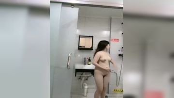 White skin and beautiful little temptation show up in the hotel to serve the big brother, obedient and gentle licking the big cock, let the big brother enter the pussy without a condom, all kinds of thrusting and cumming, moaning and cumming Episode 02