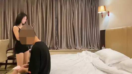 The shooting area is fierce and the bull is in the hotel to have sex with a girl who moans very well. She has a voluptuous Q elastic buttocks and beautiful legs. The sound of the lewd voice does not stop