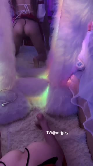 The little cutie was opened by her brother. Her tender little pink chrysanthemum is in the shape of her brother's big cock. She looks pure on the outside but is actually slutty in private.