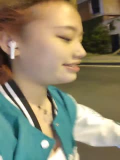 Little Fox anchor Jiang Jing is a pretty social tattooed beauty who goes out to live broadcast a big show at the hotel. The little bitch really deserves to be fucked!