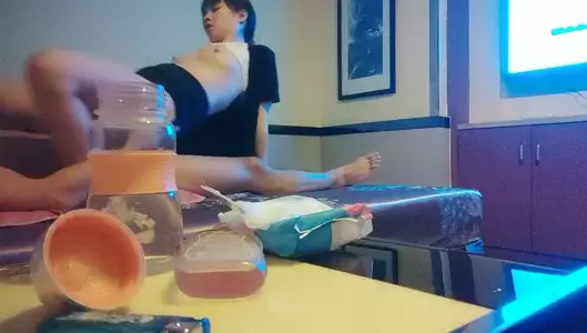 Shanji Youxuan Foot Bath Shop found a good-looking massage girl to provide service, breast push, full body oral assistance, active upper position rubbing big cock to shoot