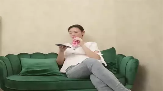 Thousands of people cut the stars and selected the best jeans and white shirt girls