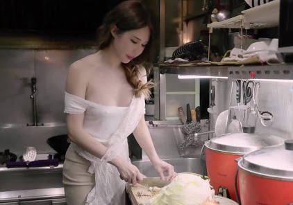 OnlyFans・While the restaurant kitchen was busy, the chef kept teasing the boss lady・Xin Yuri