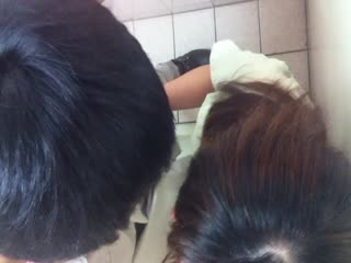 Secretly following Senior high school couple as four-legded beasts in public toilets_the two did ecstasy and didn't notice being photographed.